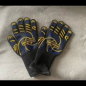 NWT-INFANZIA-BBQ GLOVES